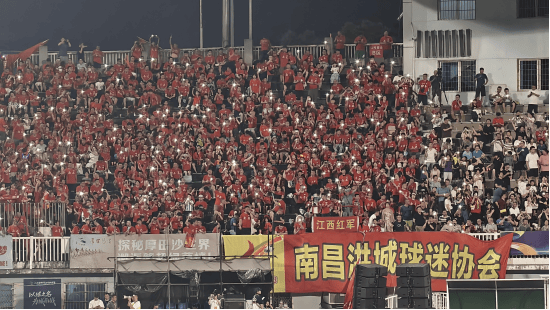 包含中国足球盛事吸引大批球迷狂热沸腾，激发激情的词条