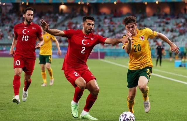 包含法国主场逼平土耳其，小组形势不明朗的词条