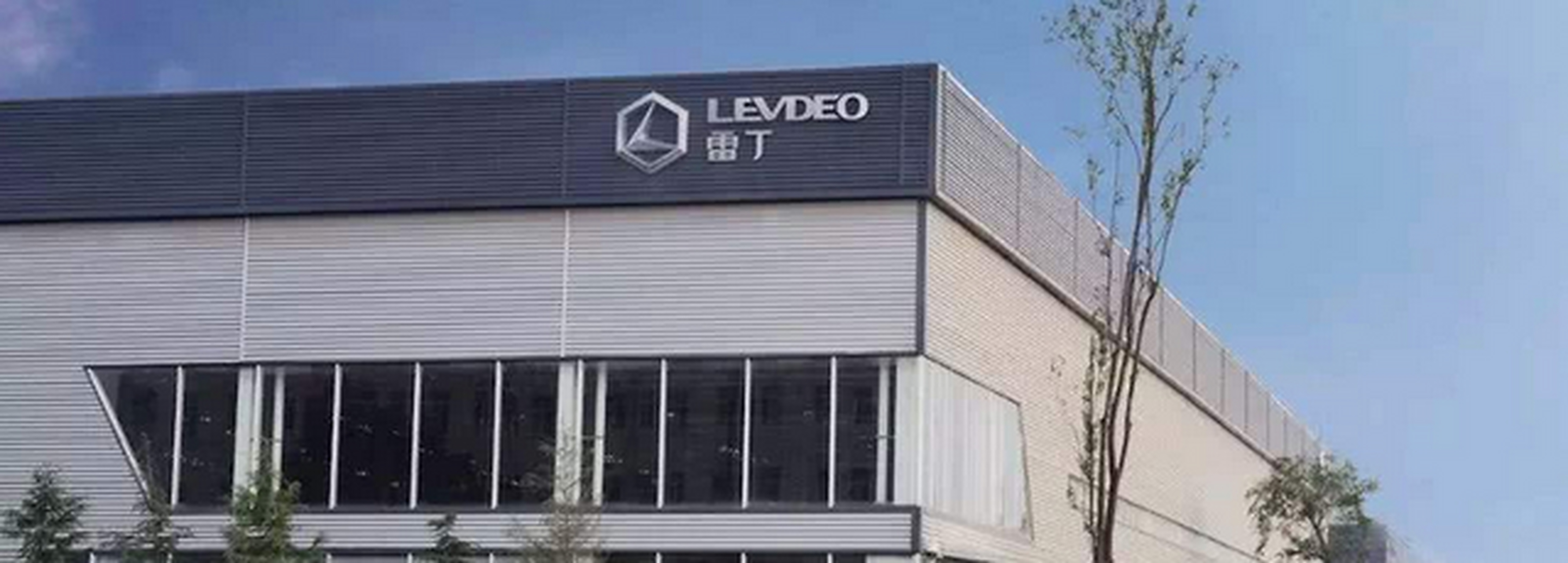 雷丁主帅在赛后惹上风波，引发外界关注