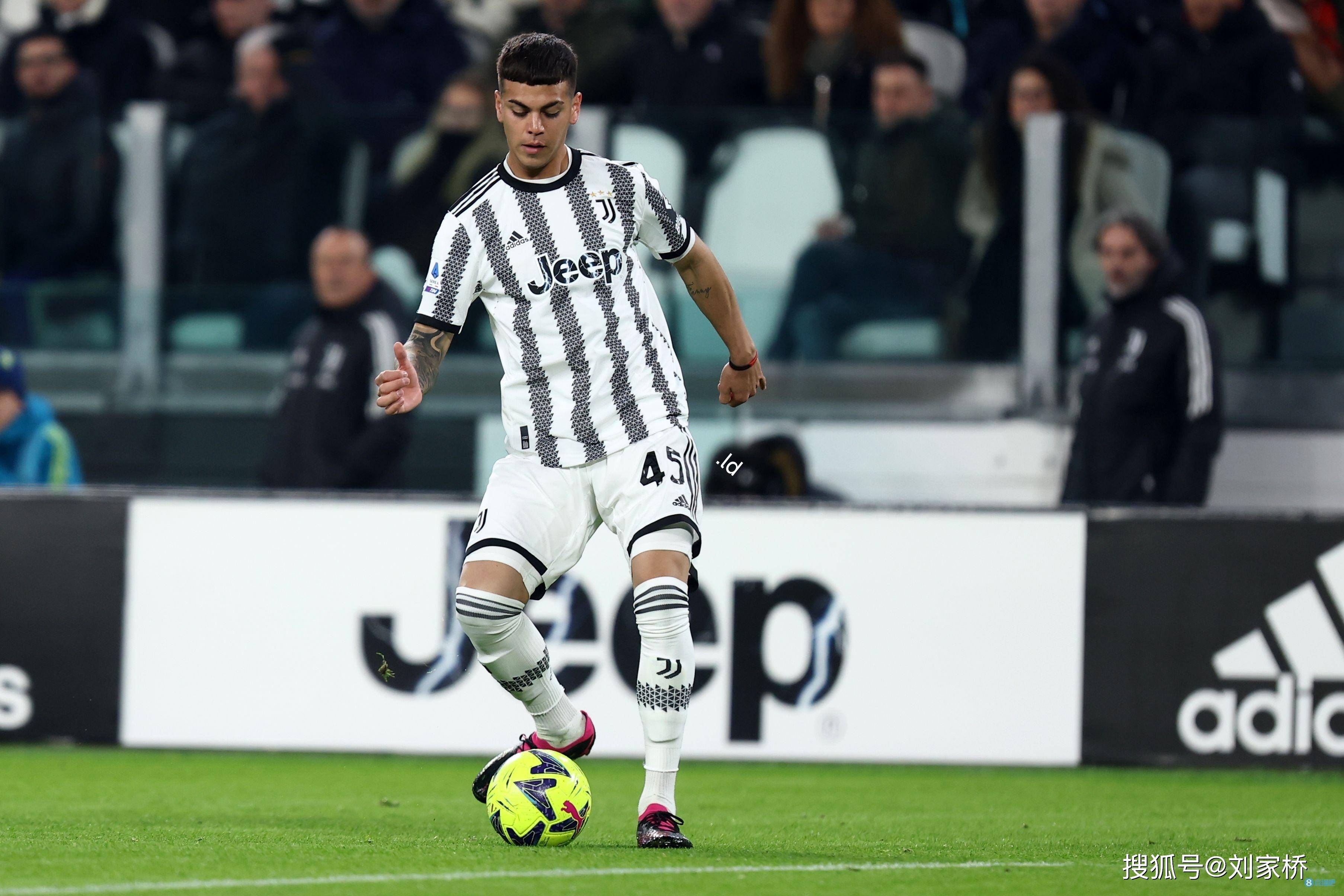 包含AC米兰宣布签下尤文图斯青训新星，未来或将成为王牌球员的词条