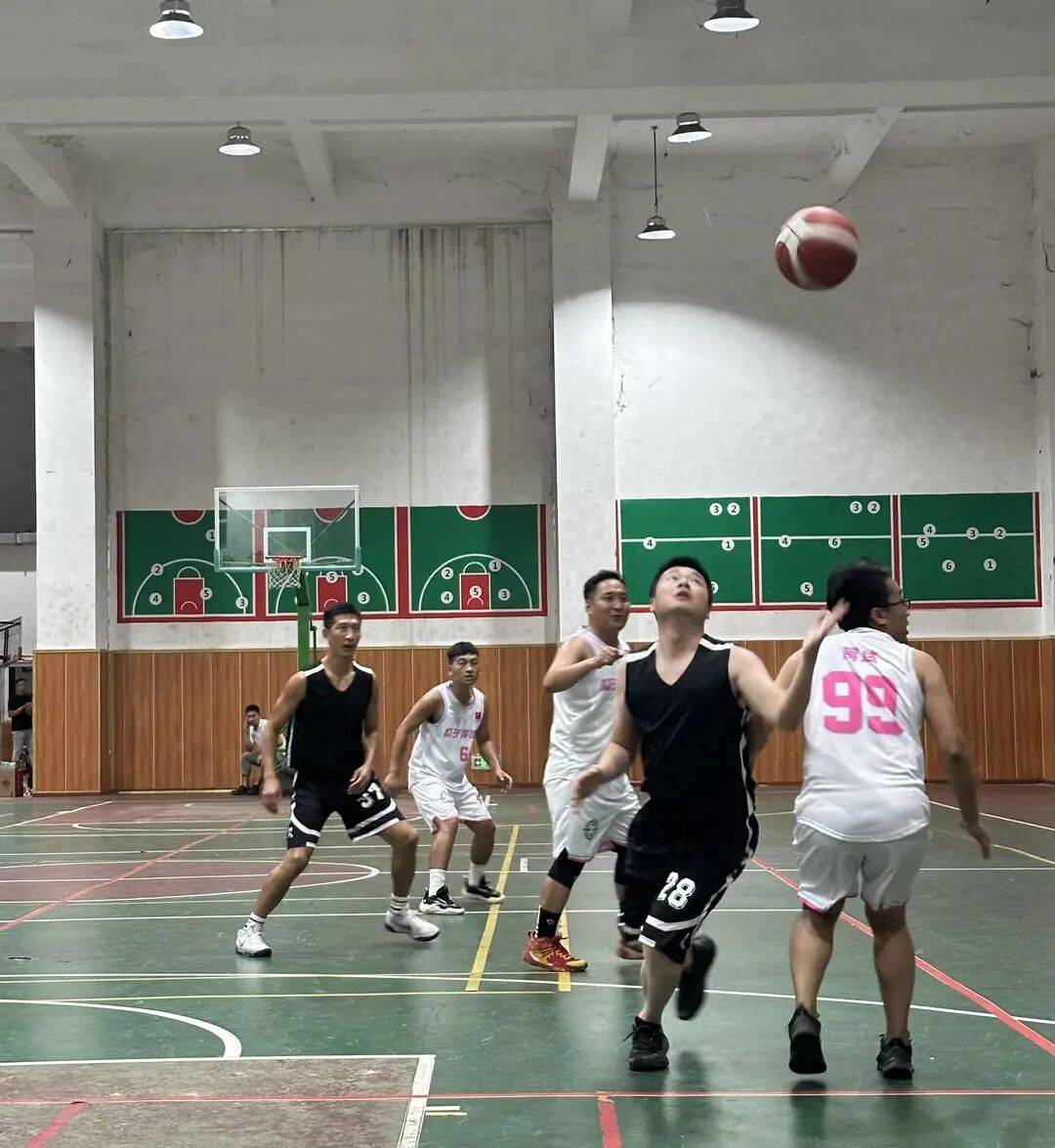 篮球技巧大赛开幕，选手实力对决