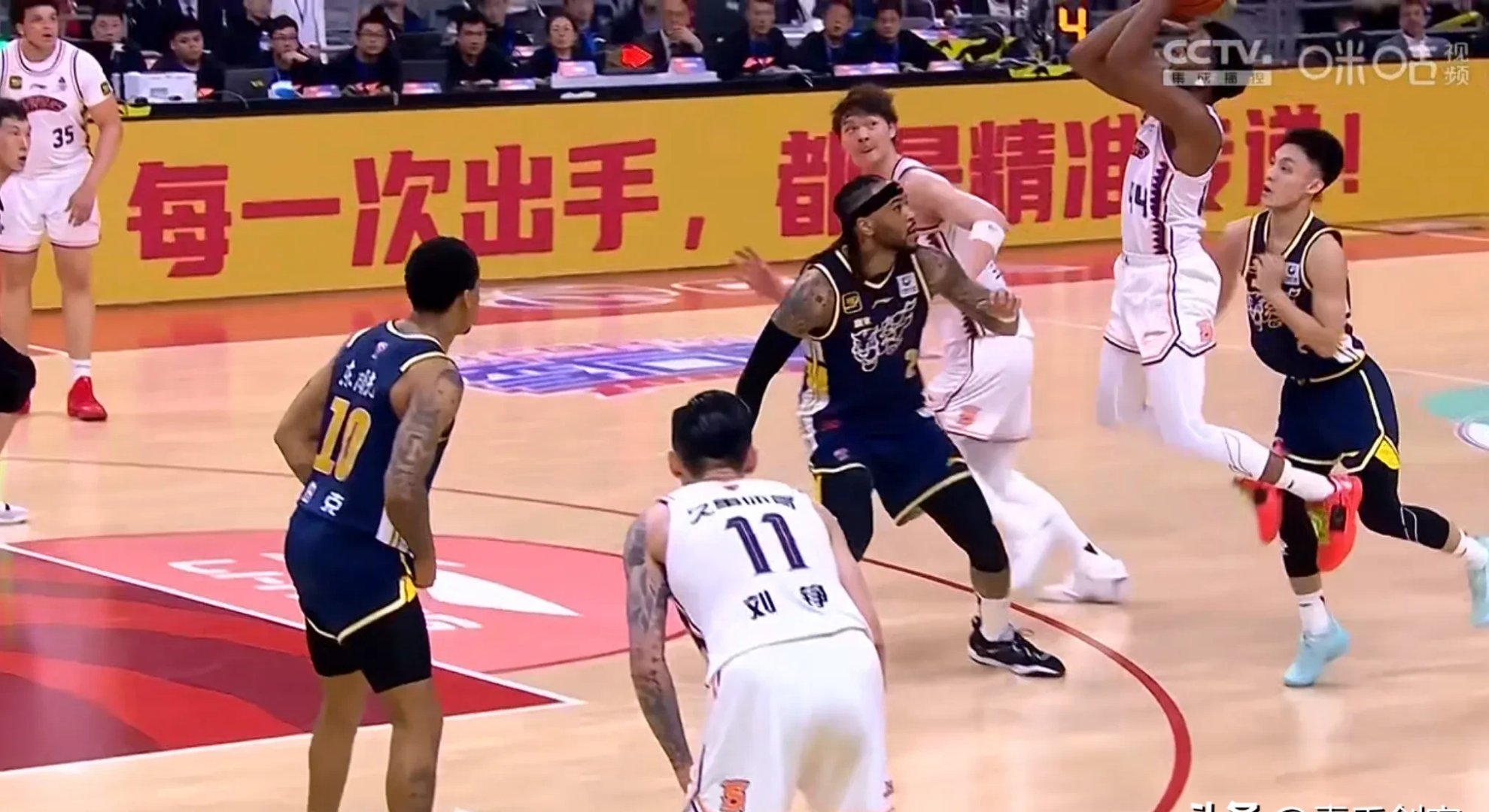 上海主场失利，球队面临压力的简单介绍