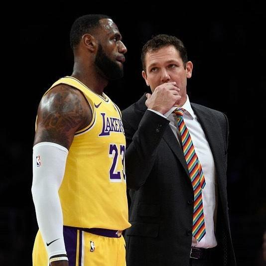 包含巴勒莫客场爆冷击败对手，保持领先的词条