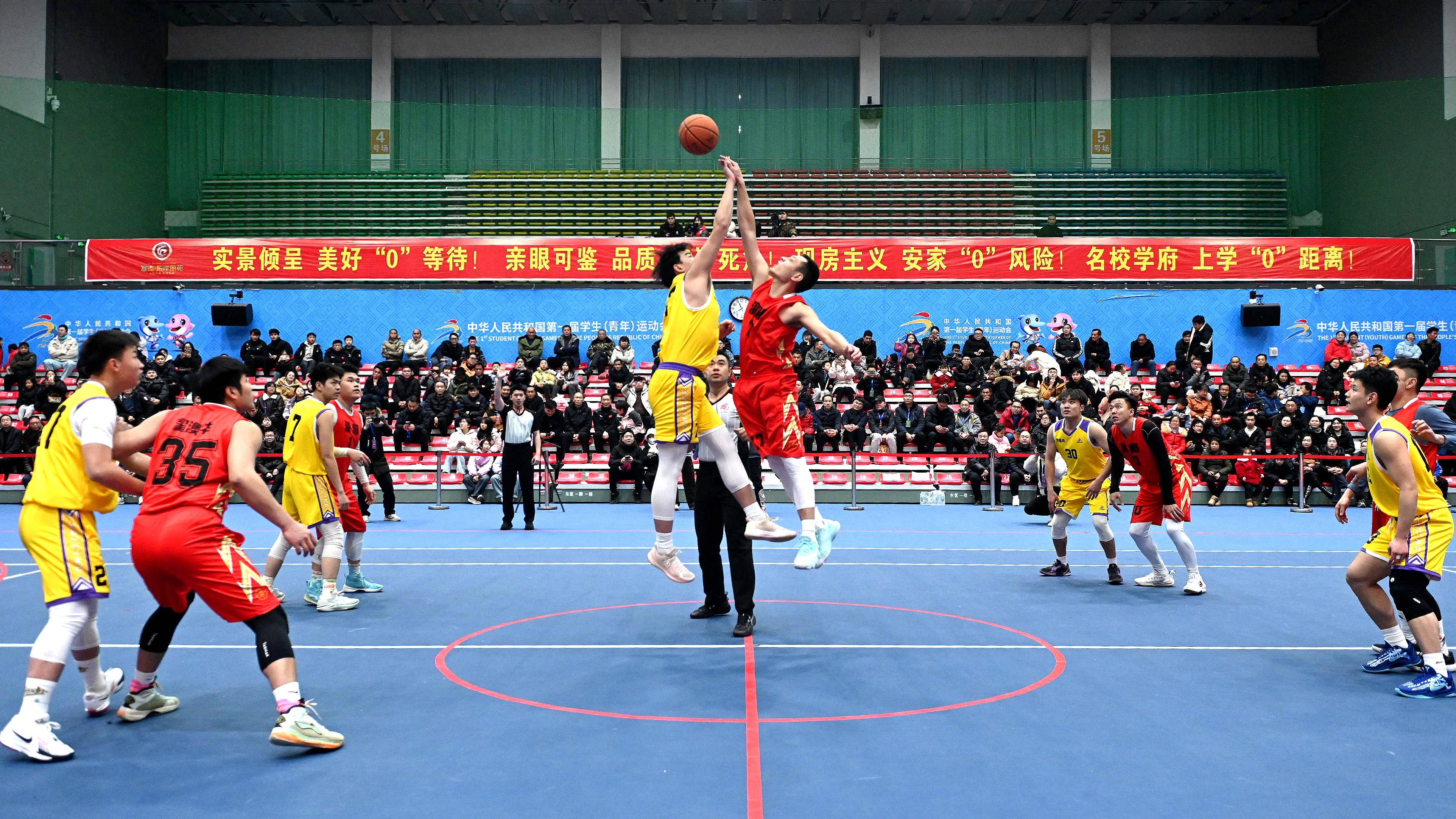 爱游戏视频-篮球联赛新赛季开启，球队备战