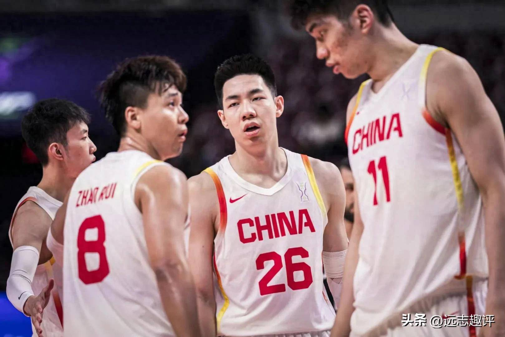 火爆比赛中球员们斗志昂扬，奋力争胜令人为之侧目