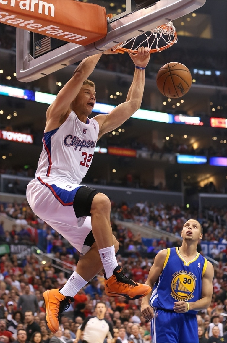 爱游戏娱乐-精彩扣篮助攻，球队气势如虹取胜