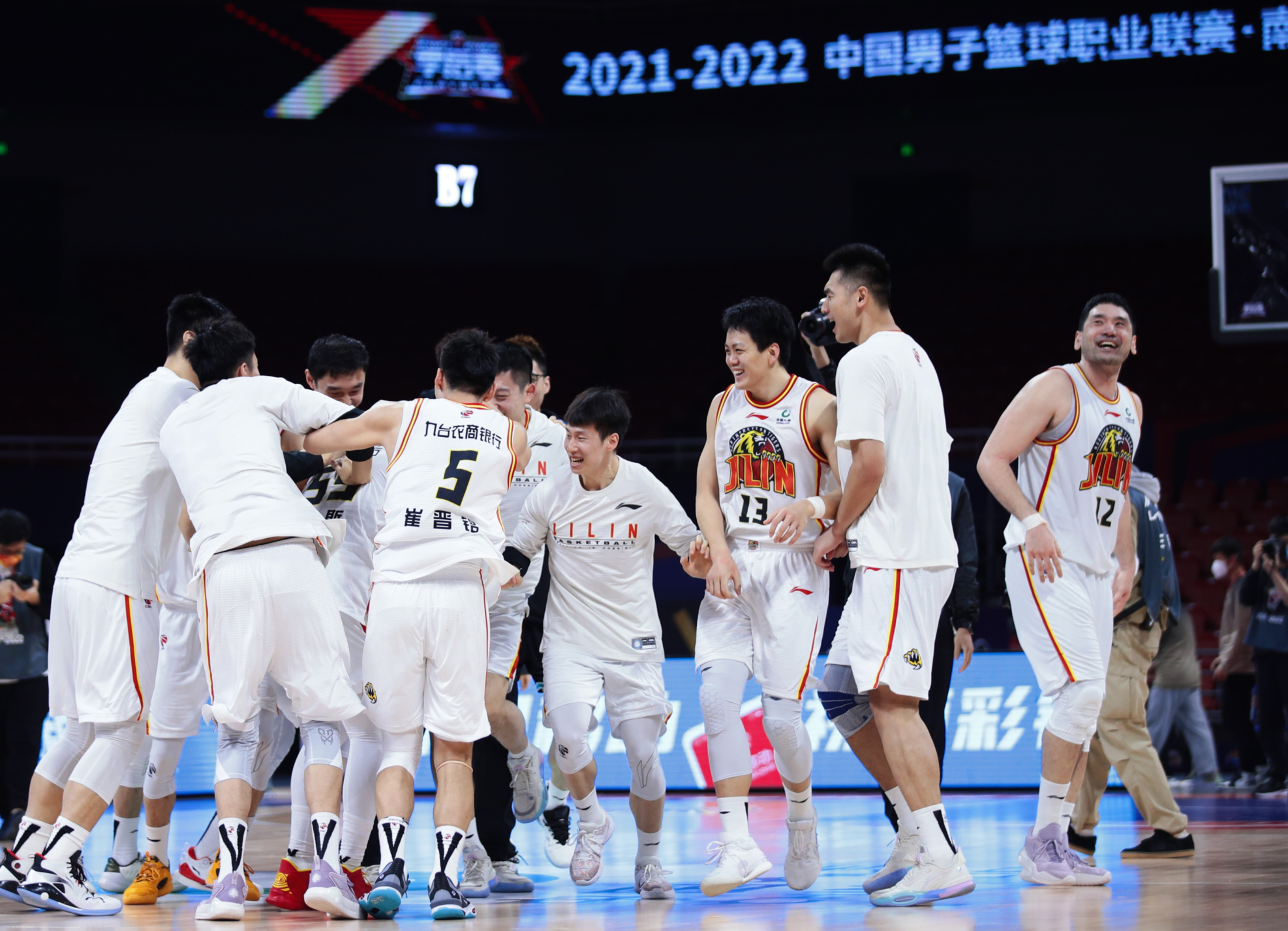 爱游戏官网app-热门球队齐聚一堂，精彩对决观众欣赏