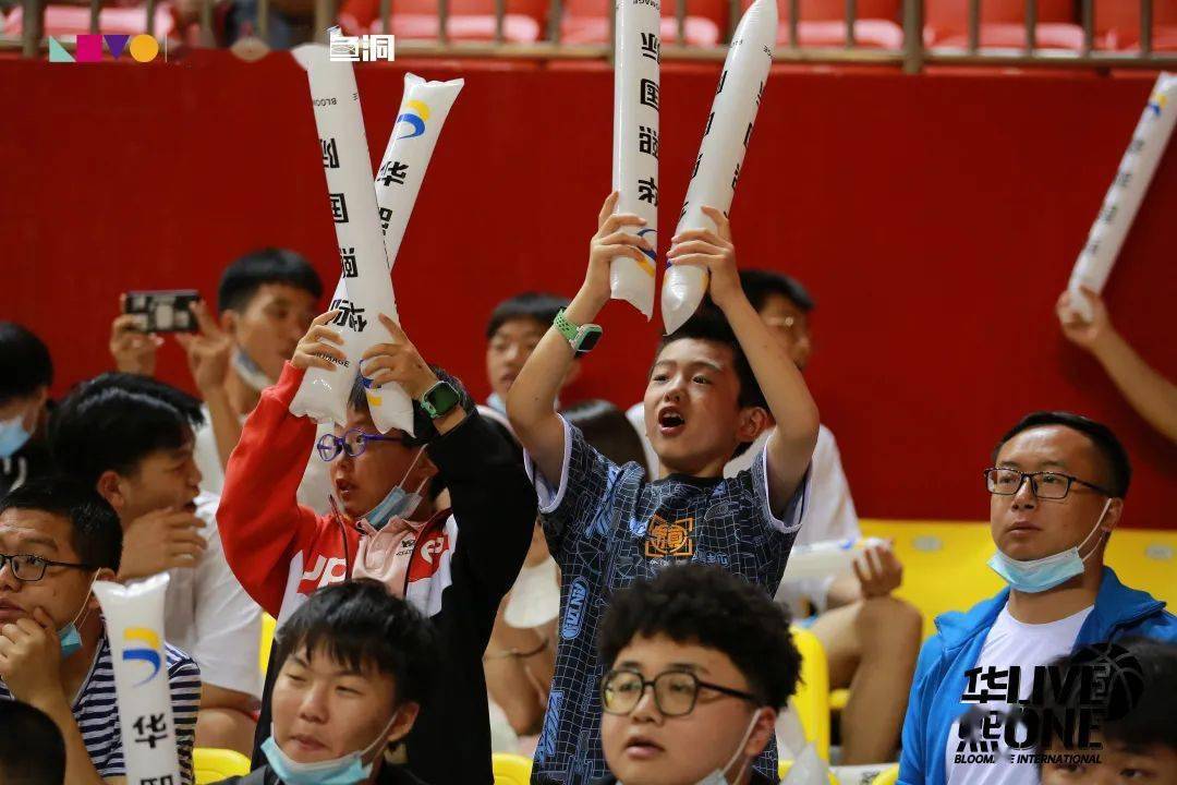 赛场上的精彩瞬间，让球迷们欢呼雀跃