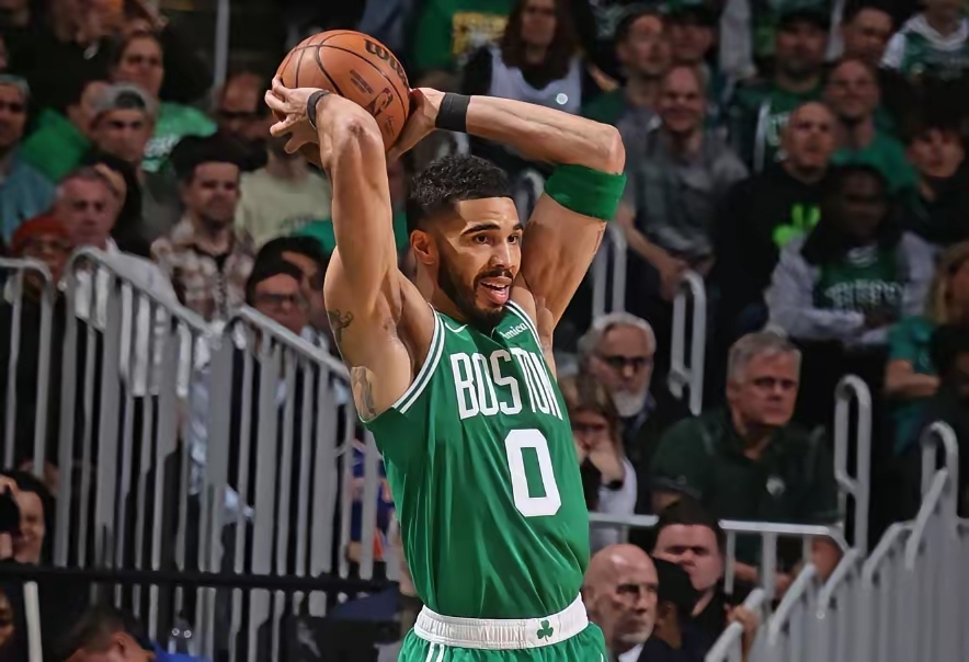 篮网大胜绿军，继续领跑东部