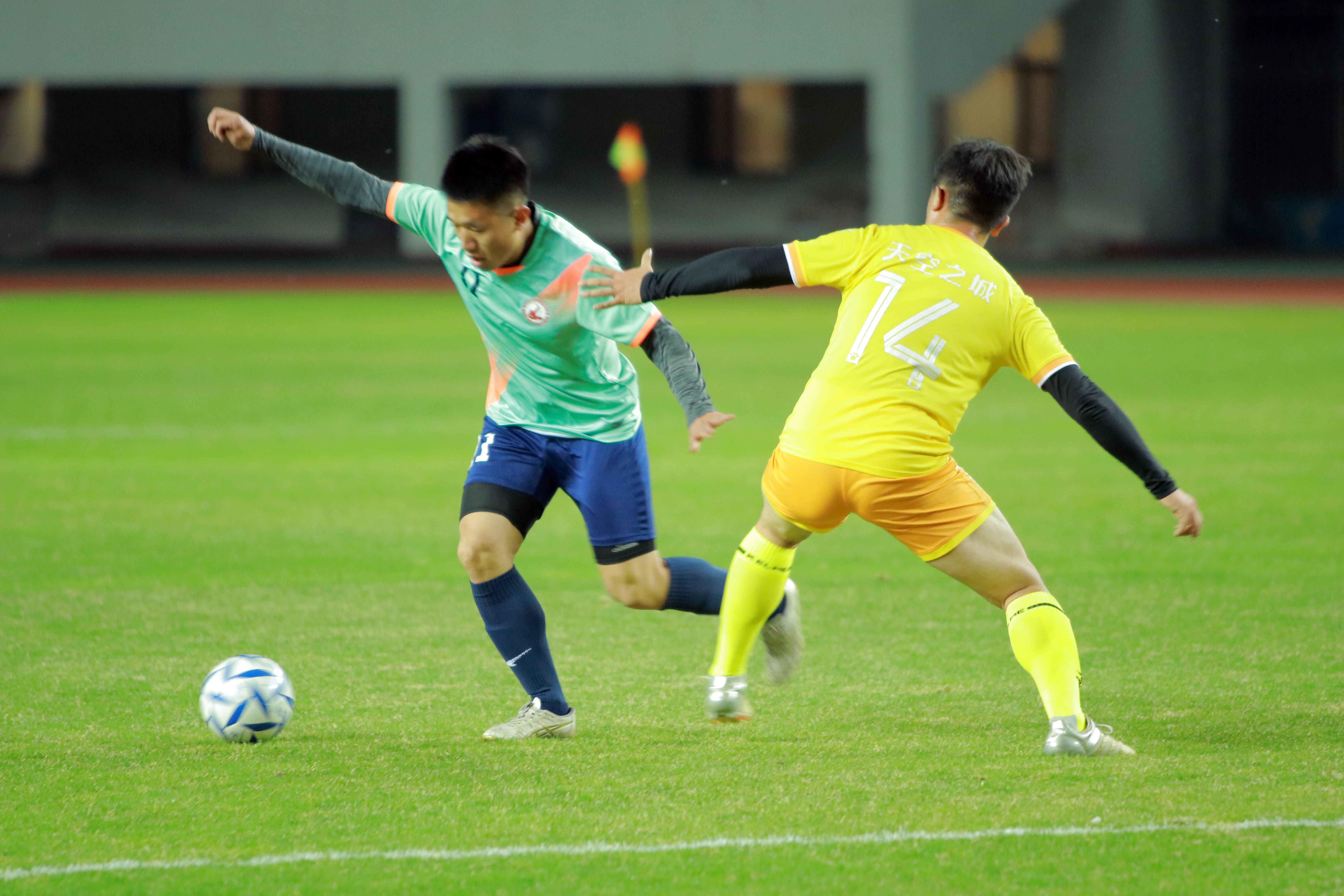 关于国内足球联赛比赛胜负悬殊，强队战胜，激情澎湃的信息