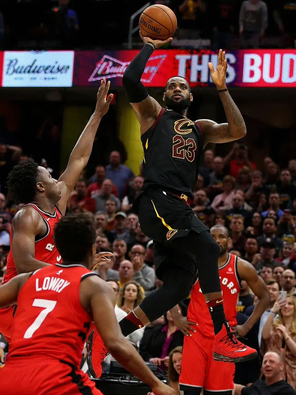 爱游戏平台-争议判罚！多伦多猛龙惨遭克利夫兰骑士绝杀的简单介绍