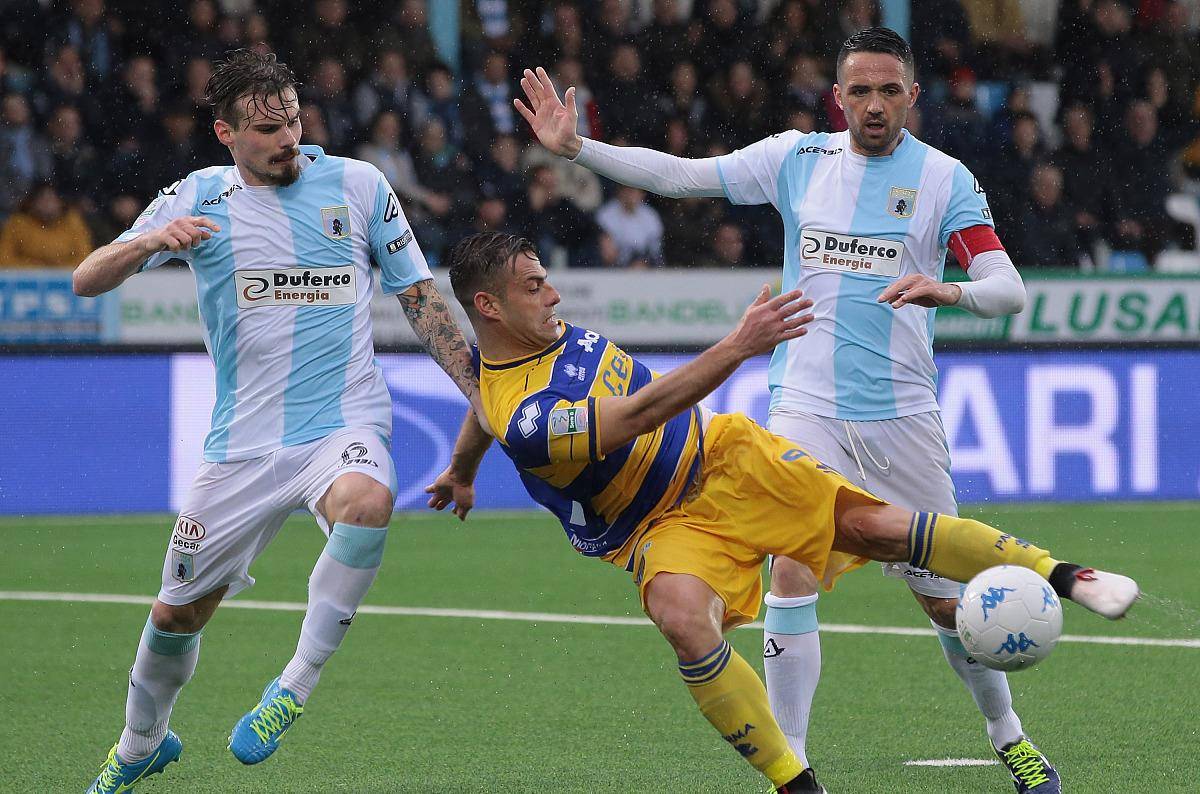 关于阿尔梅勒客场大胜，领跑排行榜的信息