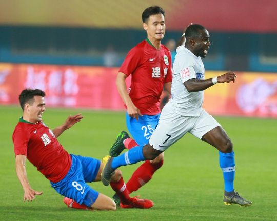 包含建业主场不敌恒大，积分榜倒数第三的词条