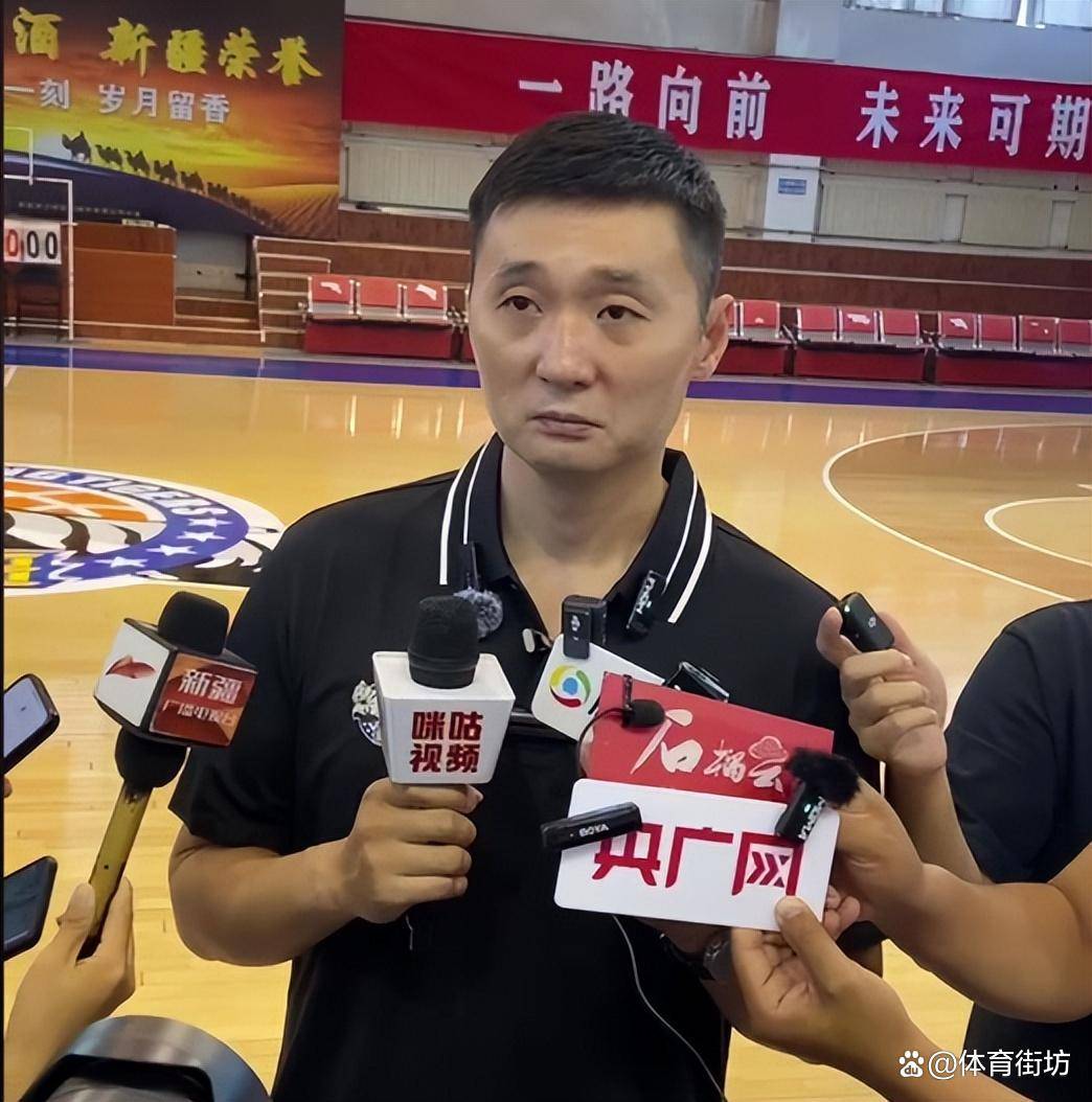 爱游戏网站-新疆男篮主教练赞球队表现，备战总决赛的简单介绍